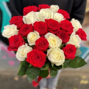 Букет микс из 25 красных и белых роз