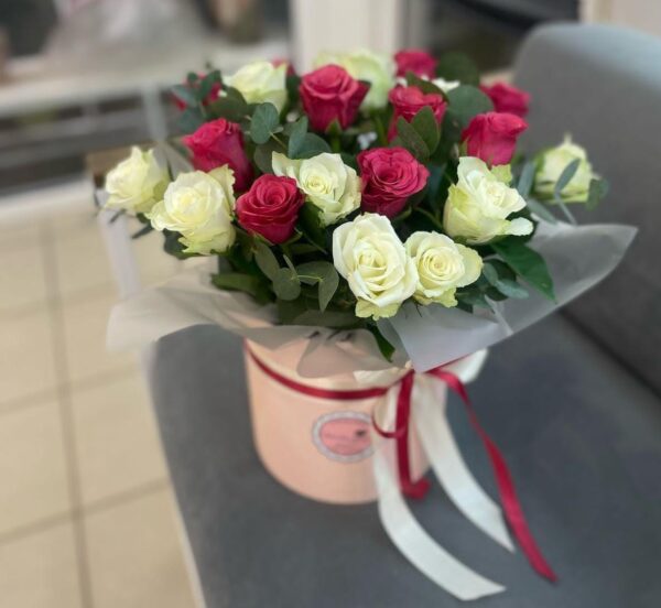 Композиция в коробке из 21 розы микс